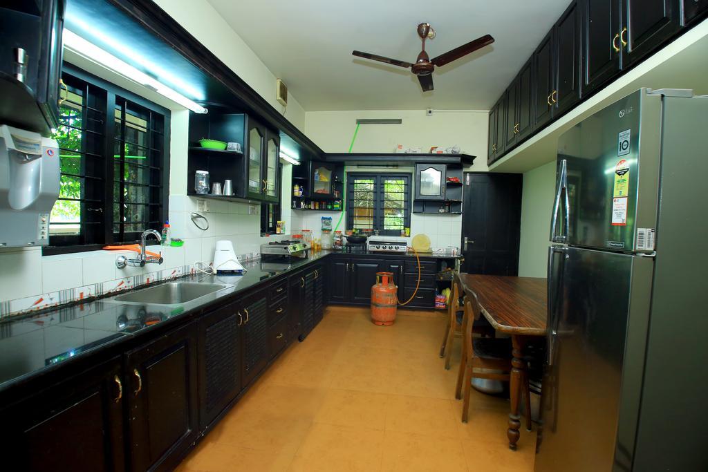 Апартаменты Malakkarethu House Aranmula Экстерьер фото